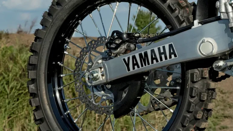 Guide chaîne et patins chaine YZ 125 plastiques indispensables à surveiller guide yamaha planete yam