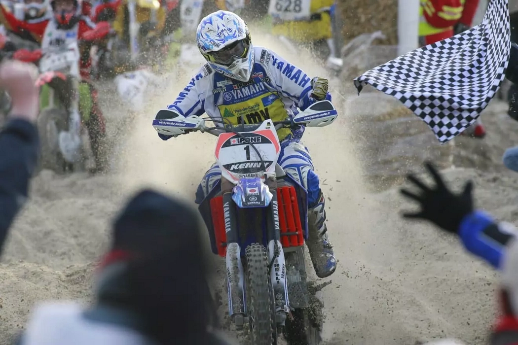 Arnaud Demeester en course sur sable lors d’une épreuve internationale