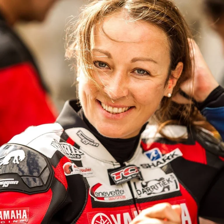 Barbara Collet pilote moto française en compétition sur Yamaha