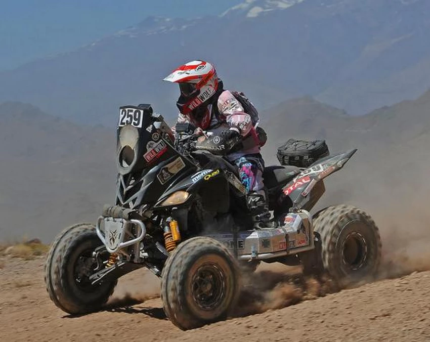 Camelia Liparoti en compétition quad Yamaha sur rallye-raid