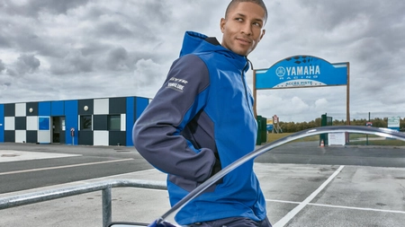 Comparaison entre blouson Yamaha en cuir et blouson textile pour un usage quotidien