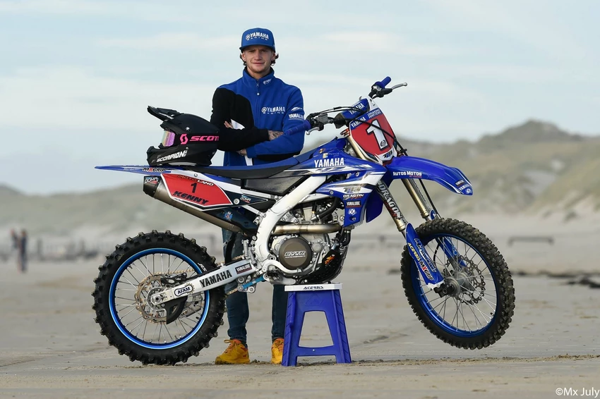 Daymond Martens en course sur le sable au guidon de sa Yamaha YZ450F