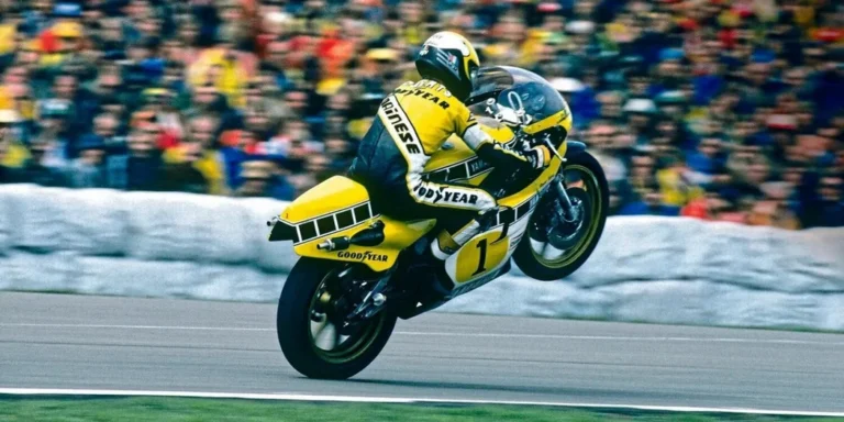 Kenny Roberts au guidon de la Yamaha YZR500 en Grand Prix 500