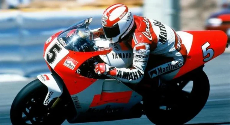 Luca Cadalora en action sur Yamaha YZR500 lors du championnat du monde 1994
