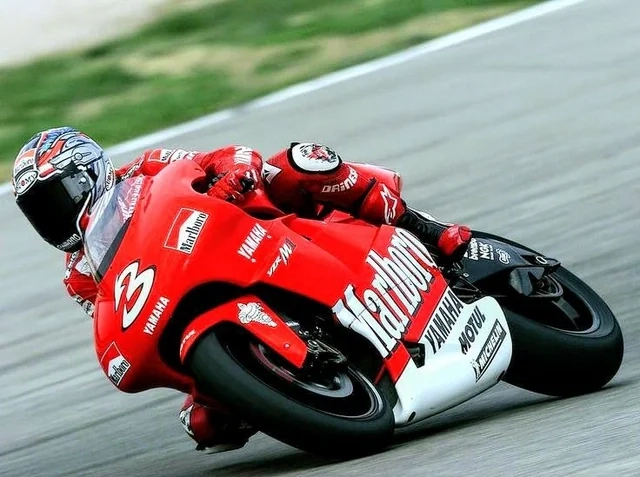 Max Biaggi au guidon de la Yamaha