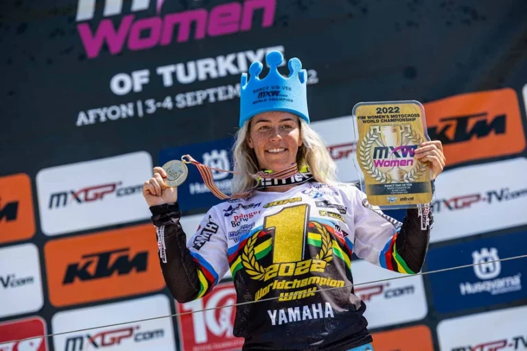 Nancy van de Ven en course au guidon de sa Yamaha YZ250F en championnat du monde WMX