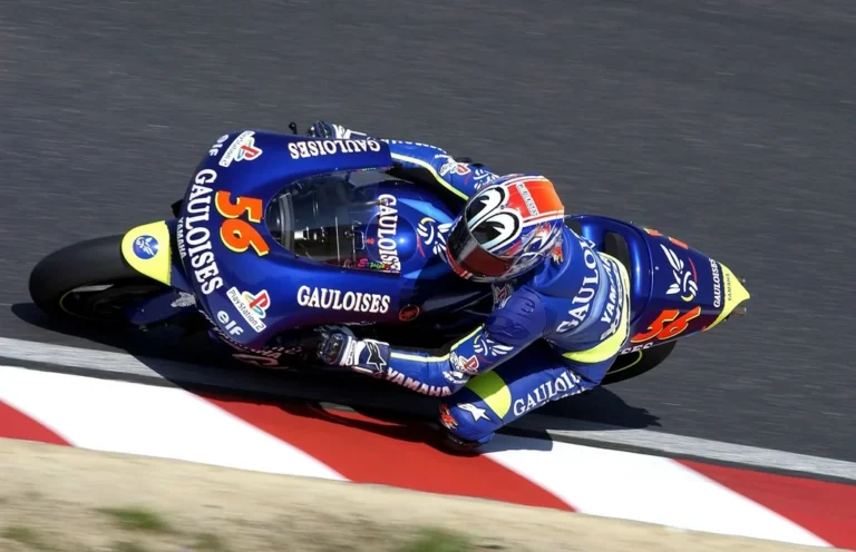 Shinya Nakano en course MotoGP sur Yamaha avec son casque aux yeux emblématiques