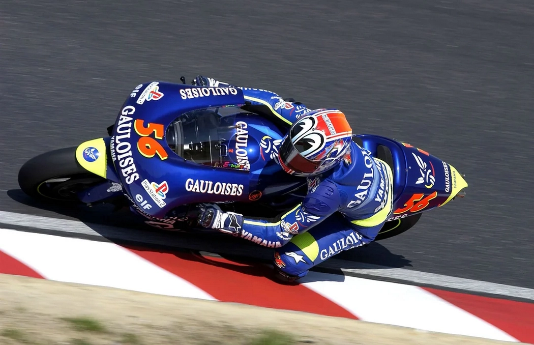 Shinya Nakano en course MotoGP sur Yamaha avec son casque aux yeux emblématiques