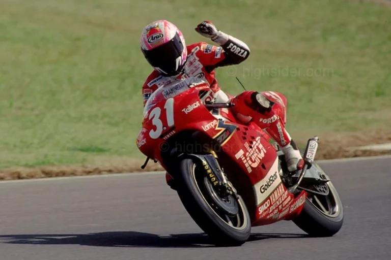 Tetsuya Harada en course sur Yamaha 250 lors d’un Grand Prix