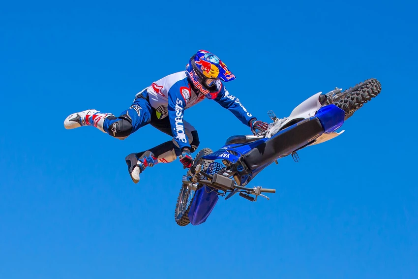 Tom Pagès en pleine figure de freestyle motocross sur Yamaha