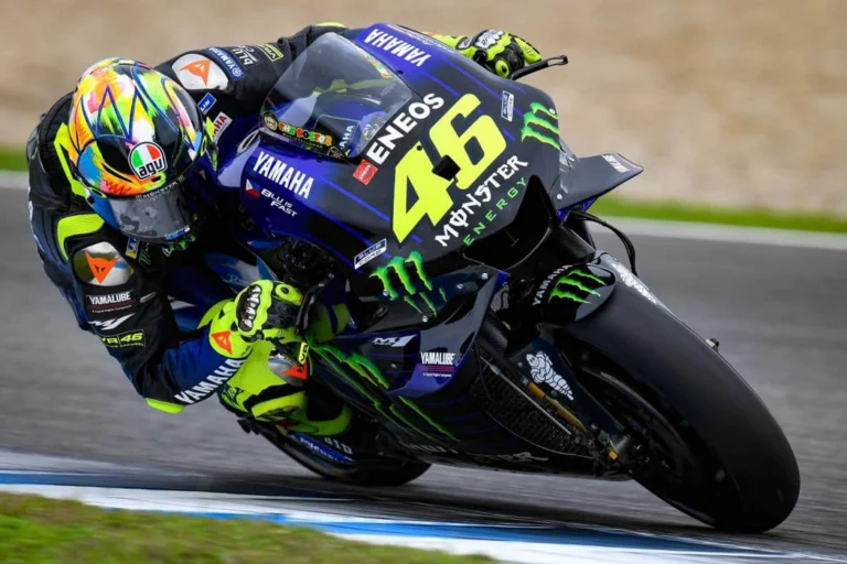 Valentino Rossi en course sur Yamaha MotoGP avec le numéro 46