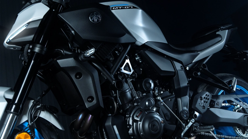 Yamaha MT-07 2025 équipée de plusieurs accessoires
