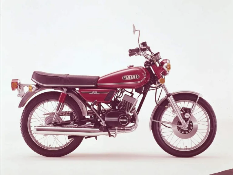 Yamaha RD125 1973 moto 125cc deux temps sportive vintage
