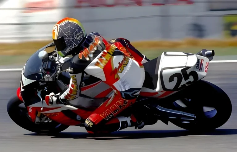 Yasutomo Nagaï pilote Yamaha YZF750 en Championnat du monde Superbike