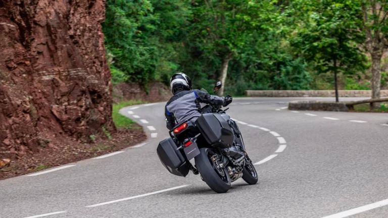 entretien d’un blouson textile Yamaha avec protections moto