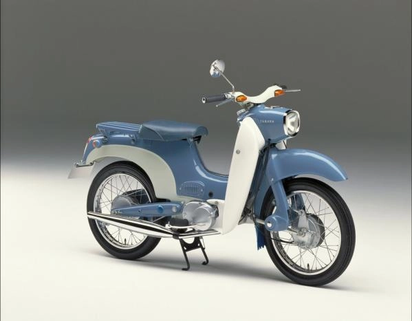 Cyclomoteur Yamaha MF-1 de 1960 avec cadre en tôle emboutie et tablier de protection.