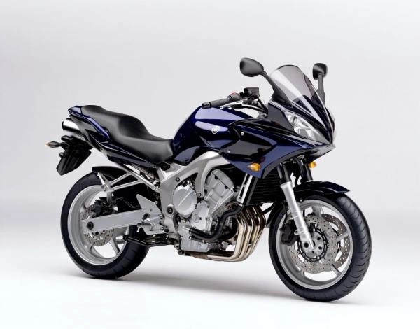 Moto Yamaha FZ6 Fazer 2004 BLEUE avec échappement sous la selle.