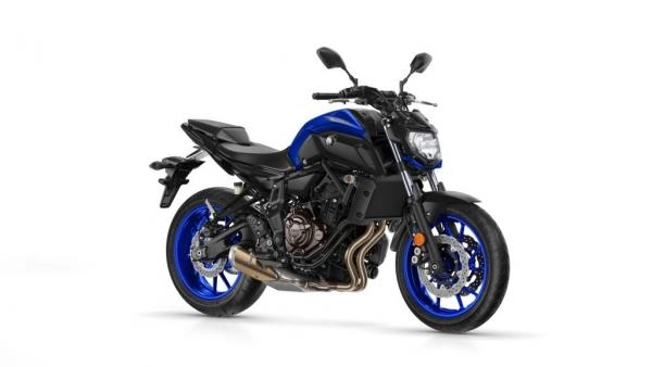 Moto Yamaha MT-07 modèle 2018 coloris bleu racing en dynamique