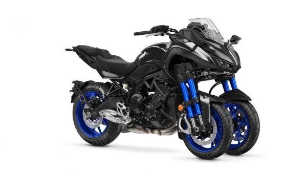 Moto Yamaha NIKEN 2018 grise et bleue en virage sur route de montagne.