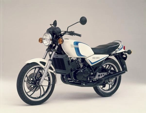 Moto Yamaha RD250LC de 1980 blanche et rouge avec moteur bicylindre 2-temps.