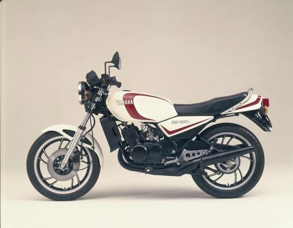 Moto Yamaha RD350LC mythique de 1980 en version bleu et blanc
