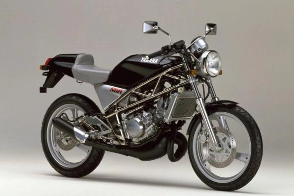 Moto Yamaha SDR200 de 1987 avec son cadre treillis chromé et moteur monocylindre.