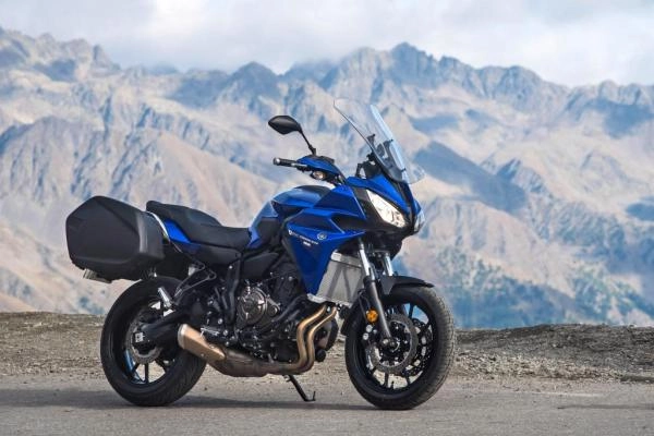 Moto Yamaha Tracer 700 GT 2017 avec valises latérales et bulle haute