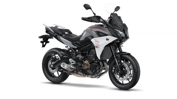 Moto Yamaha Tracer 900 millésime 2018 en coloris Nimbus Grey de profil.