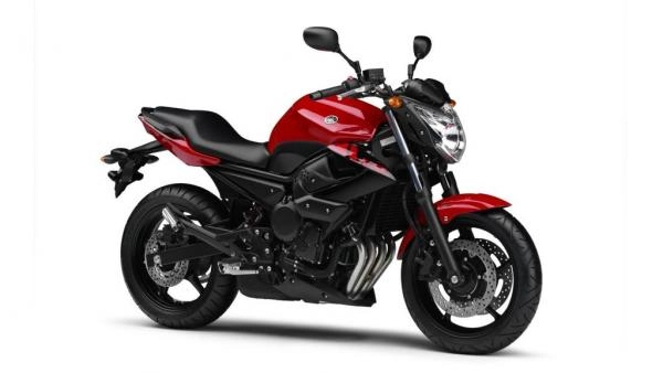 Moto Yamaha XJ6 millésime 2012 version Naked coloris rouge