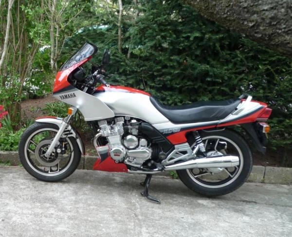 Moto Yamaha XJ750 modèle 1984 avec carénage sport-tourisme BLANCHE ET rouge