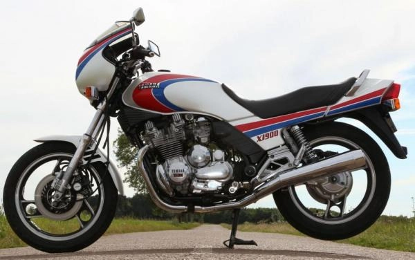 Moto Yamaha XJ900 type 58L BLANCHE ET ROUGE de 1985 sur béquille CENTRALE