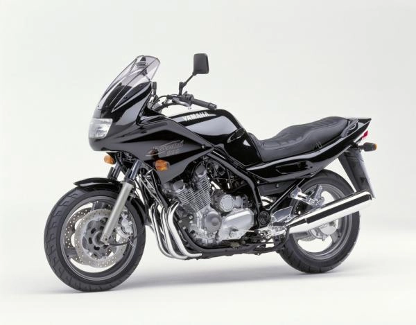 Moto Yamaha XJ900S Diversion de 1994 sur béquille centrale.