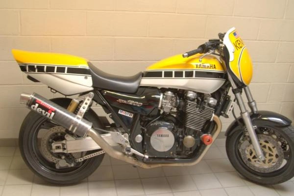 Moto Yamaha XJR 1200 SP coloris Kenny Roberts de 1997 de profil