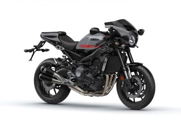 Moto Yamaha XSR900 Abarth en édition limitée avec tête de fourche en carbone et échappement Akrapovič.