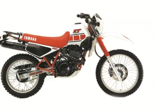 Moto Yamaha XT350 de 1985 coloris blanc et rouge en tout-terrain.