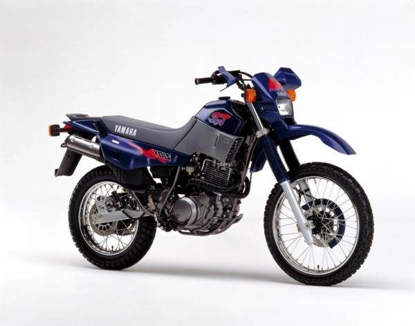 Moto Yamaha XT600E modèle 1990 de profil avec son moteur monocylindre.