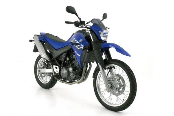 Moto Yamaha XT660R modèle 2004 bleue de profil en extérieur.
