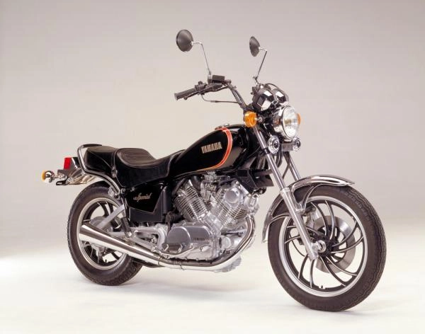 Moto Yamaha XV750SE 1981 de profil avec son moteur bicylindre en V et son cadre en tôle emboutie.