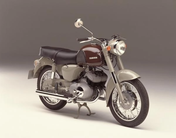 Moto classique Yamaha 250 YD-1 de 1957 avec moteur bicylindre et cadre en tôle emboutie.