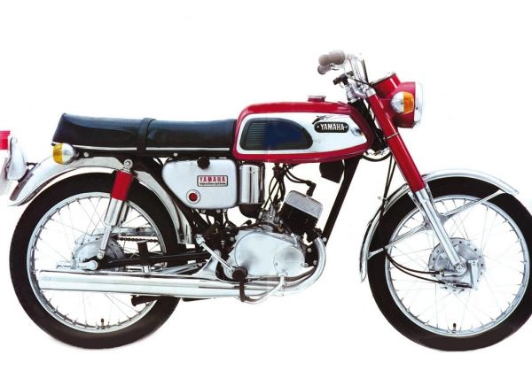 Moto classique Yamaha AS1 125 de 1967 bicylindre 2-temps grise et rouge