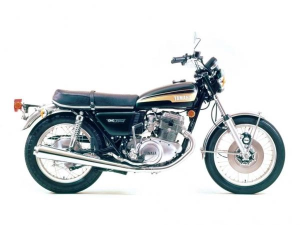 Moto classique Yamaha TX750 de 1973 en parfait état