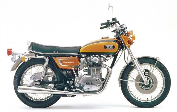 Moto classique Yamaha XS2 1971 orange et blanche avec frein à disque avant.