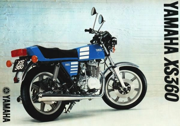 Moto classique Yamaha XS360 de 1977 avec jantes en alliage et moteur bicylindre.