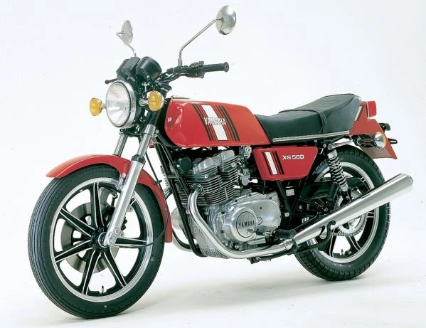 Moto classique Yamaha XS500 de 1976 avec moteur bicylindre 8 soupapes
