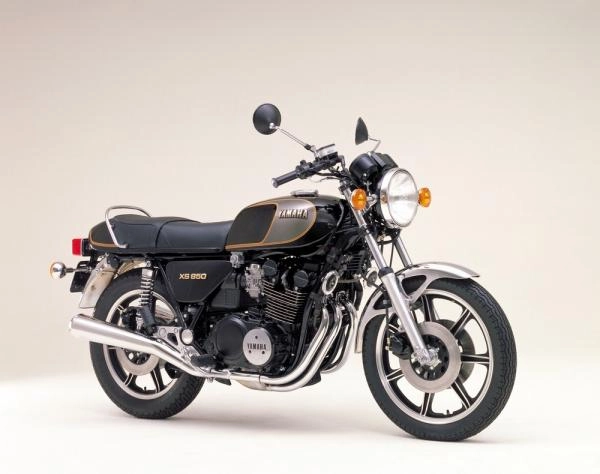 Moto classique Yamaha XS850 de 1980 avec moteur trois-cylindres et transmission par cardan.