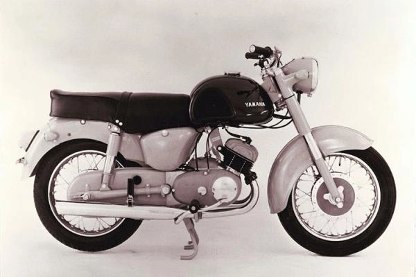 Moto classique Yamaha YE-1 de 1958 avec moteur bicylindre 2 temps