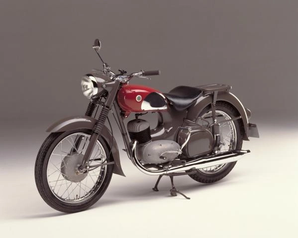Moto de collection Yamaha 175 YC-1 de 1956 vue de profil