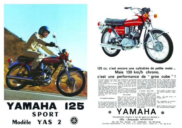Moto de collection Yamaha AS2 de 1968 coloris blanc et rouge sur béquille