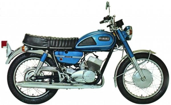 Moto de collection Yamaha DS6 de 1968 avec son réservoir en forme de goutte d'eau.