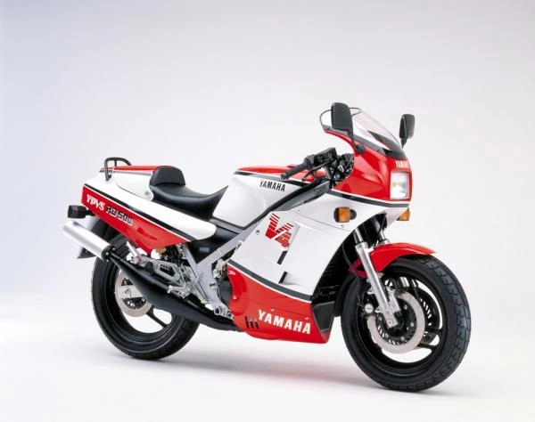 Moto mythique Yamaha RD500LC 1984 V4 2 temps coloris classique.